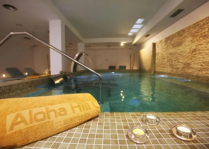 Stylish Aloha Hill Club - Tcm